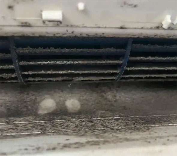 金秀空调吹的风有股烧焦味是怎么回事